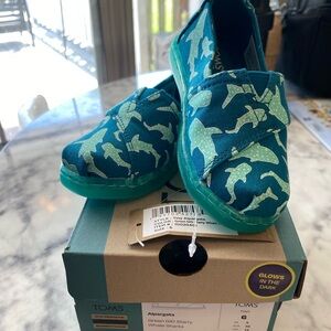 NIB toddler size 6 toms